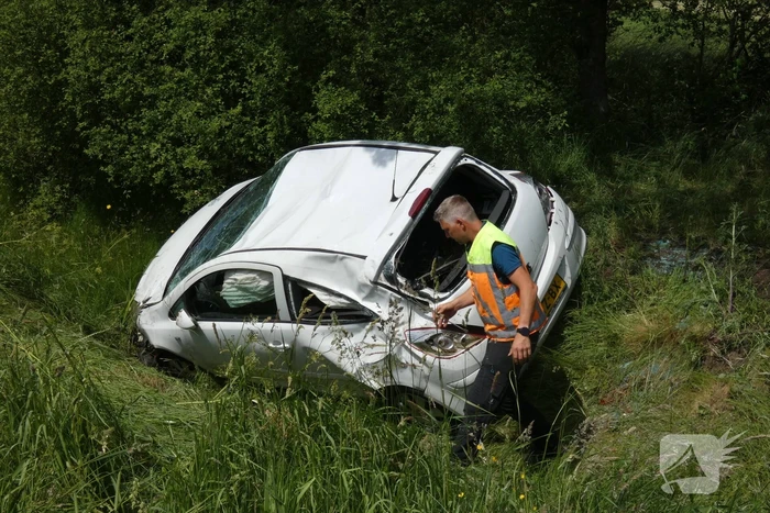 Automobilist rolt van talud af