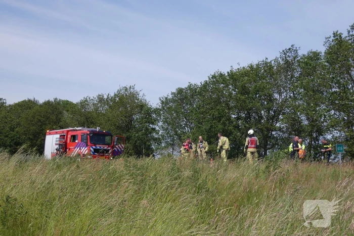 Automobilist rolt van talud af
