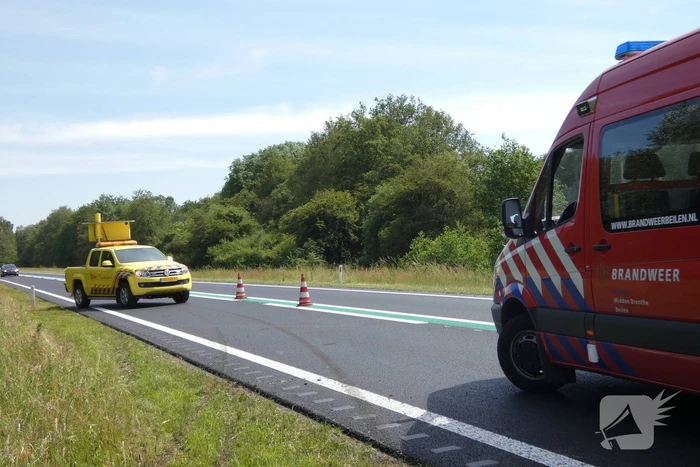 Automobilist rolt van talud af