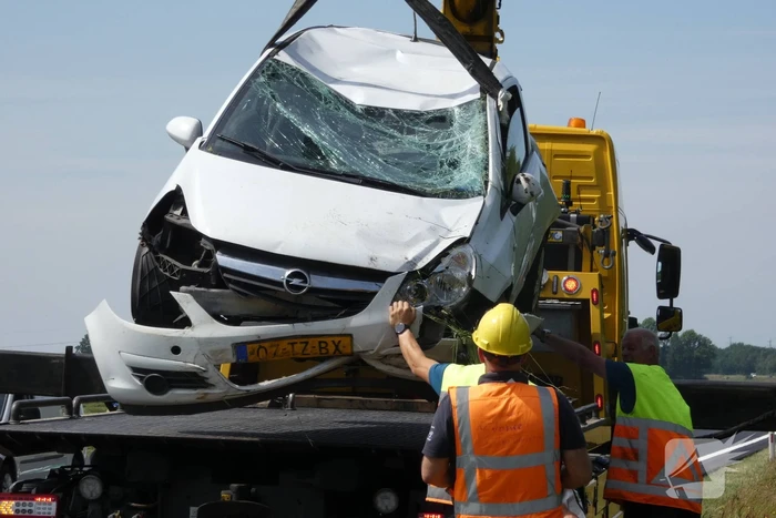 Automobilist rolt van talud af