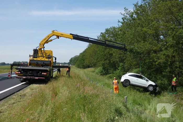 Automobilist rolt van talud af