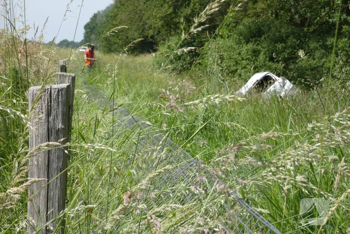 Automobilist rolt van talud af