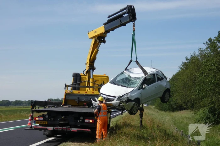Automobilist rolt van talud af