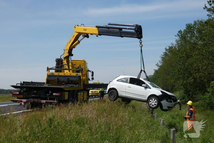 Automobilist rolt van talud af
