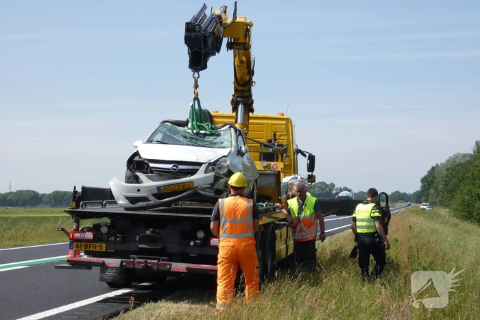 Automobilist rolt van talud af
