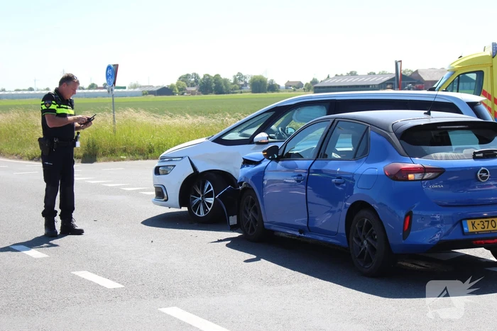 Twee personenwagens botsen op kruispunt