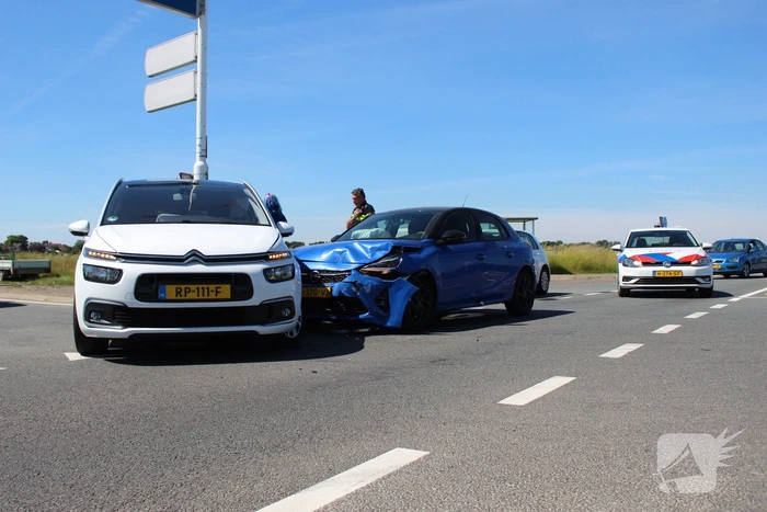 Twee personenwagens botsen op kruispunt