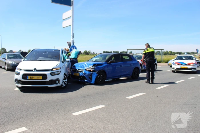 Twee personenwagens botsen op kruispunt