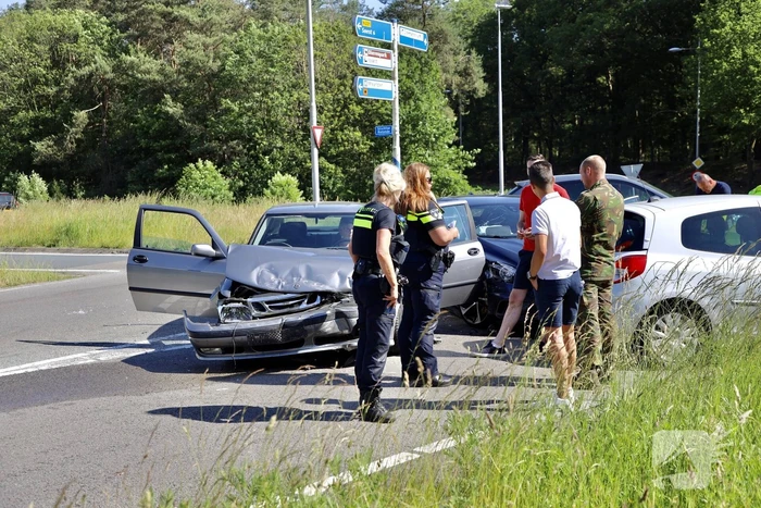 Twee auto's in de kreukels na botsing