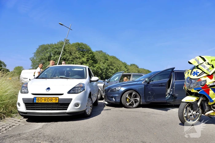 Twee auto's in de kreukels na botsing