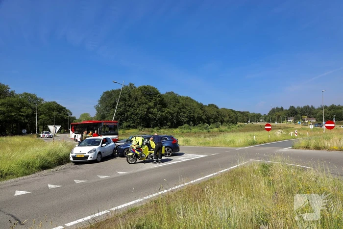 Twee auto's in de kreukels na botsing