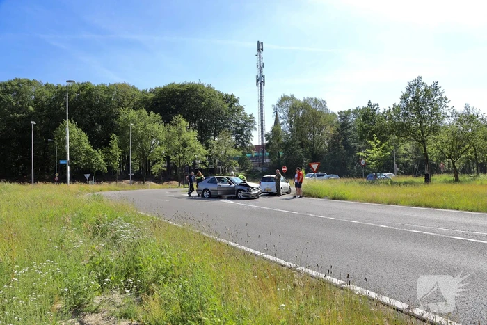 Twee auto's in de kreukels na botsing