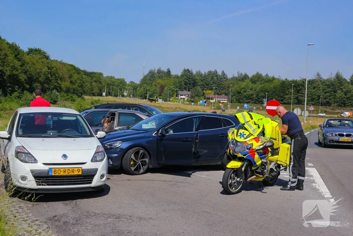 Twee auto's in de kreukels na botsing