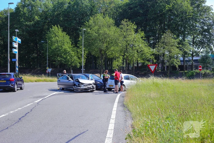 Twee auto's in de kreukels na botsing