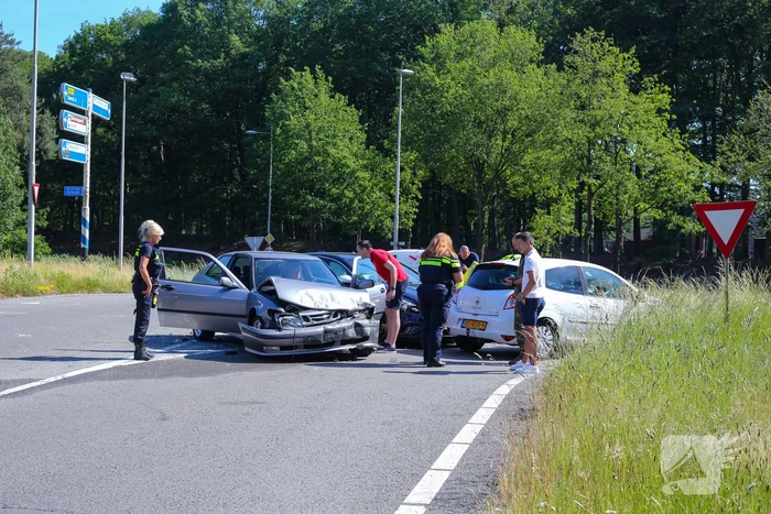 Twee auto's in de kreukels na botsing