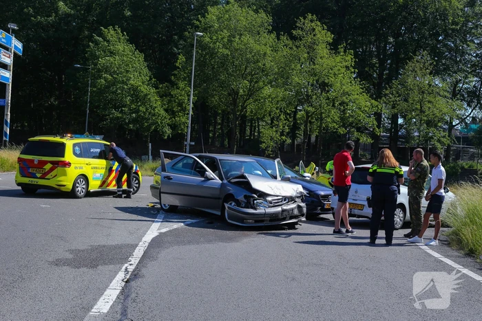 Twee auto's in de kreukels na botsing
