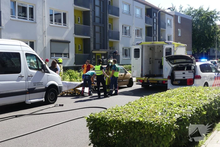 Auto botst tegen flatgebouw