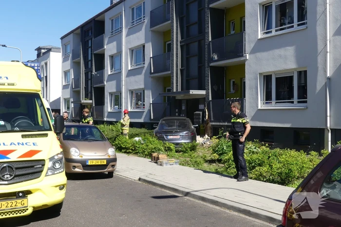 Auto botst tegen flatgebouw