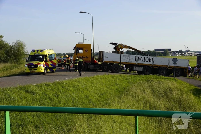 E-bikester bekneld onder vrachtwagen door ongeval