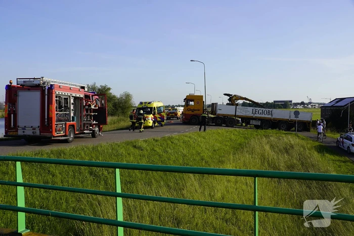 E-bikester bekneld onder vrachtwagen door ongeval