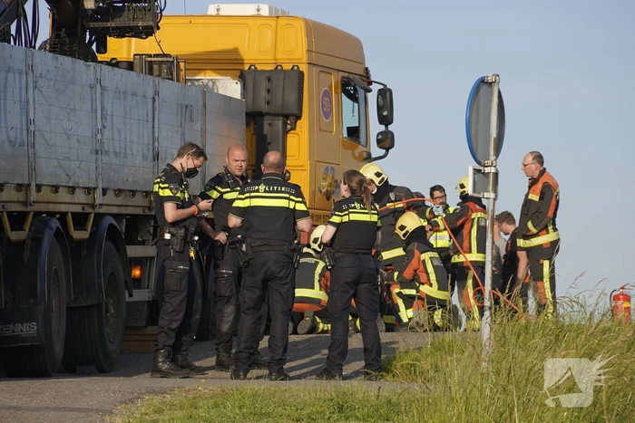 E-bikester bekneld onder vrachtwagen door ongeval