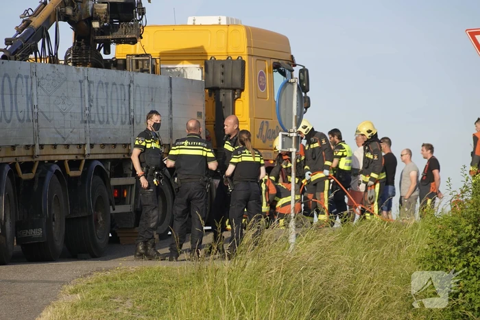 E-bikester bekneld onder vrachtwagen door ongeval