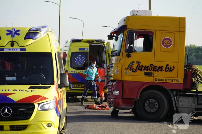E-bikester bekneld onder vrachtwagen door ongeval