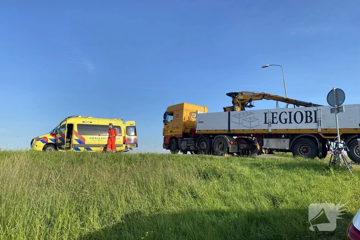 E-bikester bekneld onder vrachtwagen door ongeval