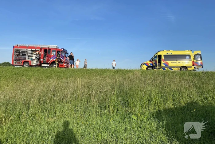 E-bikester bekneld onder vrachtwagen door ongeval