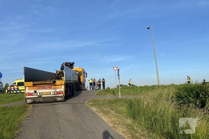 E-bikester bekneld onder vrachtwagen door ongeval