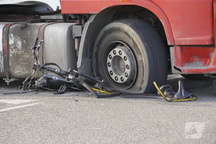 E-bikester bekneld onder vrachtwagen door ongeval