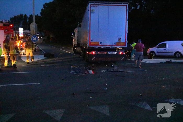 Bestuurder gewond na ongeval tussen personenauto en vrachtwagen