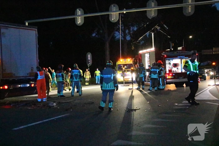 Bestuurder gewond na ongeval tussen personenauto en vrachtwagen