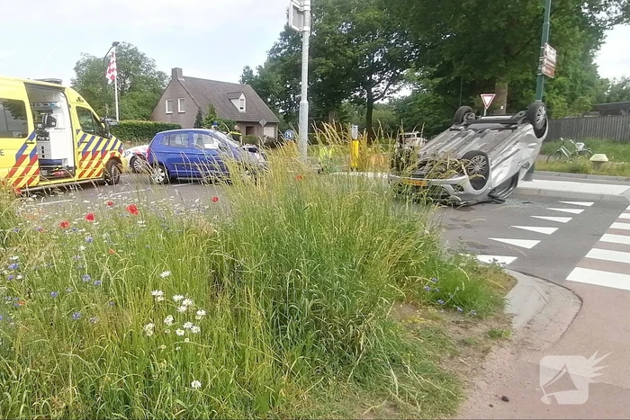 Auto belandt op z'n kop na botsing