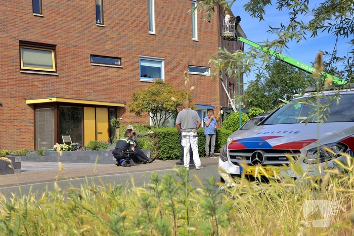 Vrouw op leeftijd valt in sloot