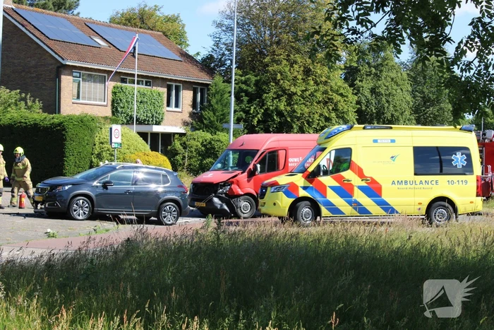 Bestelbus en personenauto botsen op kruising
