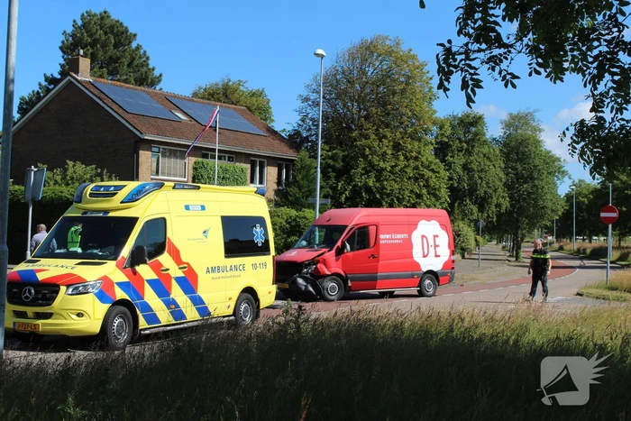 Bestelbus en personenauto botsen op kruising