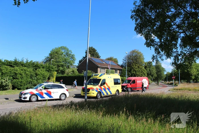 Bestelbus en personenauto botsen op kruising