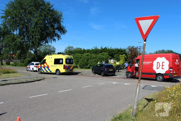 Bestelbus en personenauto botsen op kruising
