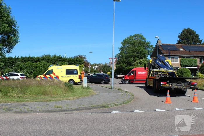 Bestelbus en personenauto botsen op kruising