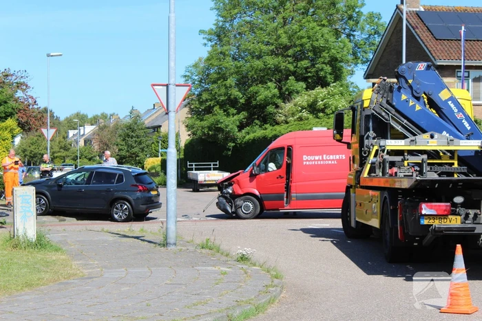 Bestelbus en personenauto botsen op kruising