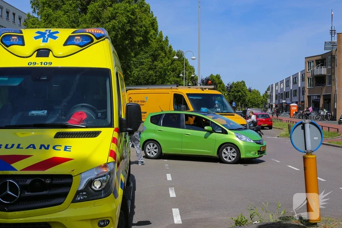 Bestelbus botst op personenauto