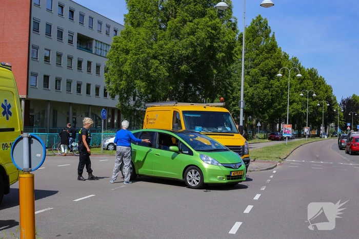 Bestelbus botst op personenauto