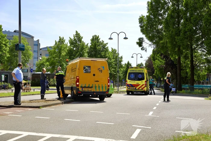 Bestelbus botst op personenauto