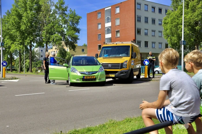 Bestelbus botst op personenauto