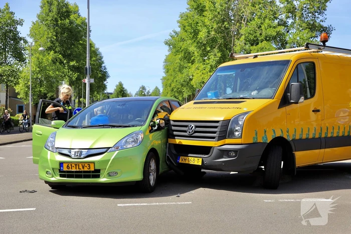 Bestelbus botst op personenauto