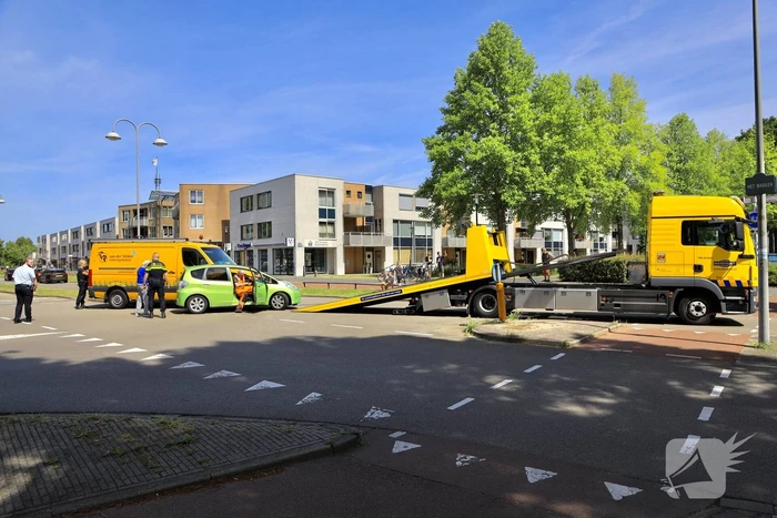 Bestelbus botst op personenauto