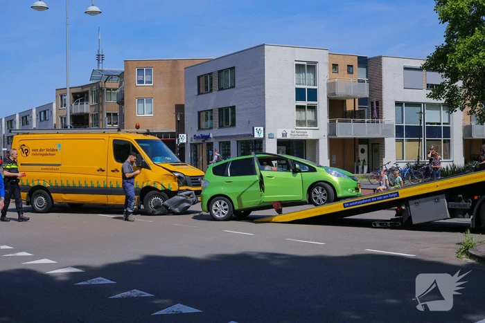Bestelbus botst op personenauto