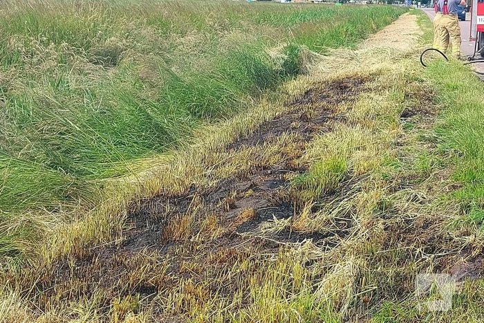 Buurtbewoners blussen bermbrand