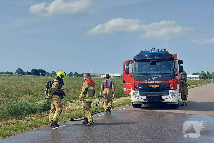 Buurtbewoners blussen bermbrand